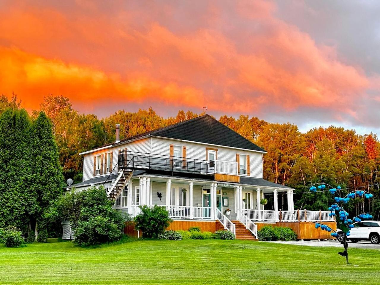 Auberge Presbytere Mont Lac-Vert Hebertville Экстерьер фото
